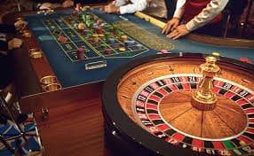 Roda roulette langsung dengan bola berputar dalam streaming real-time